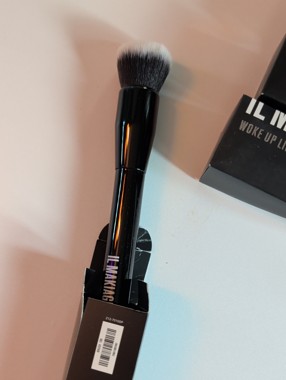 IL MAKIAGE Black Foundation Kabuki Brush with White-Tip Bristles